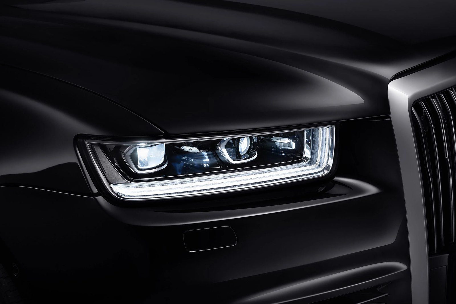 Matrix headlight with L-shaped DRL on the updated Aurus Senat