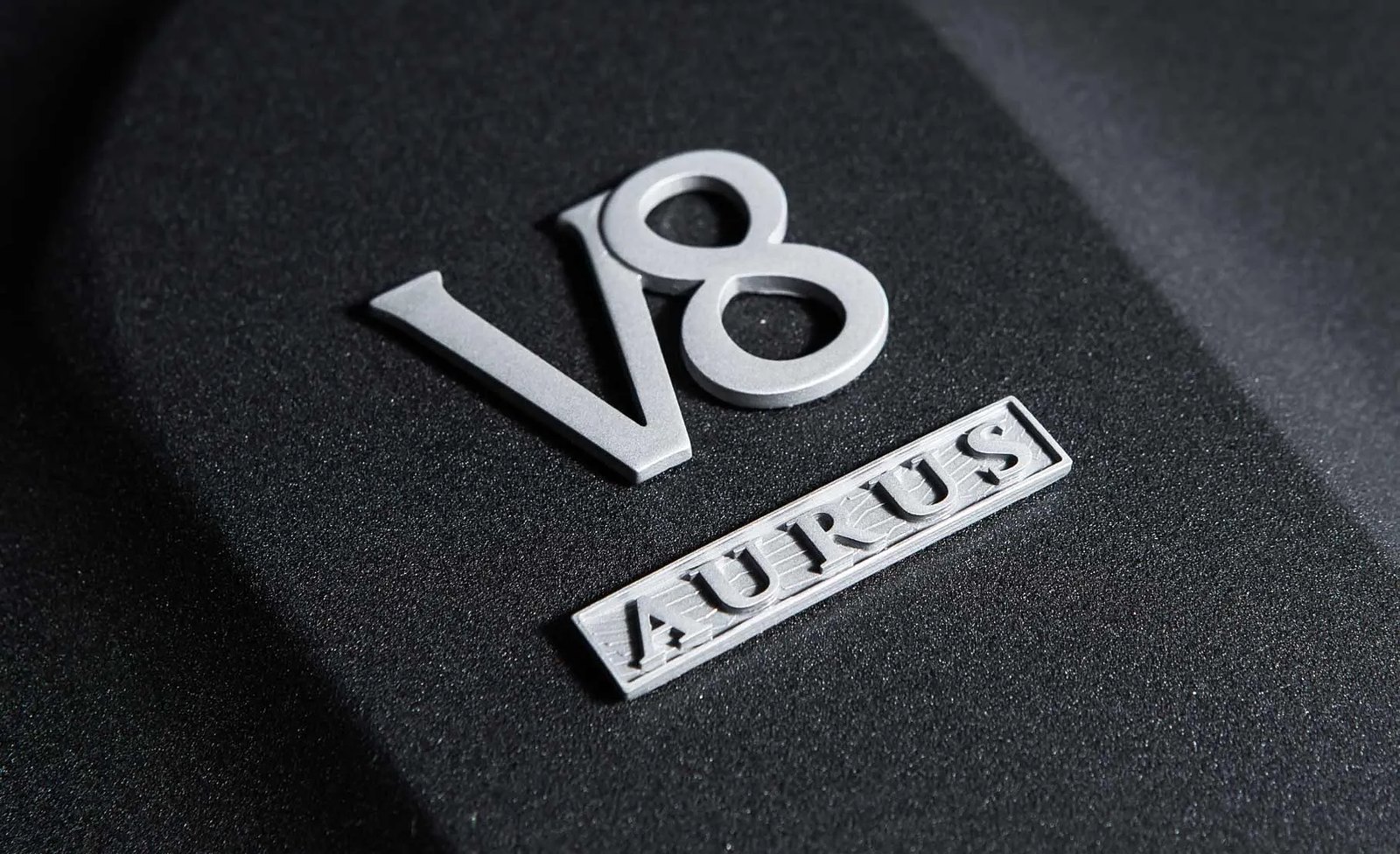 Aurus V8 badge