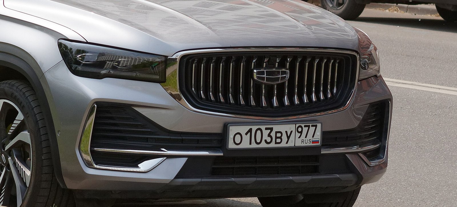 Geely Monjaro grille and headlights