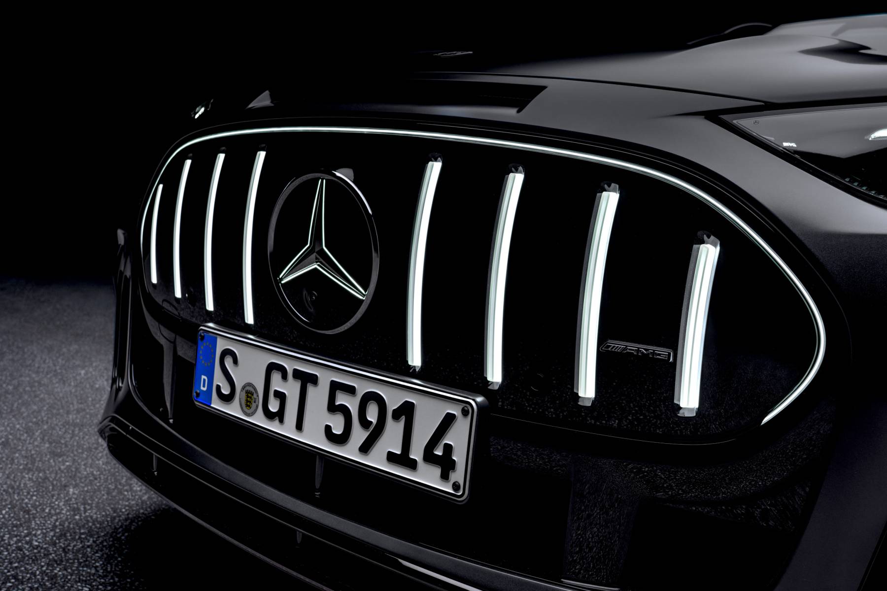Illuminated grille of the Mercedes-AMG GT SUV