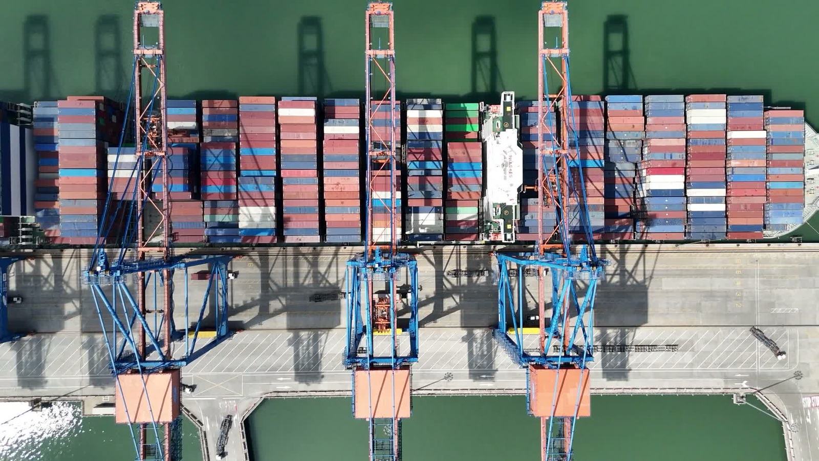 Container port: the recycling fee is paid for every imported car